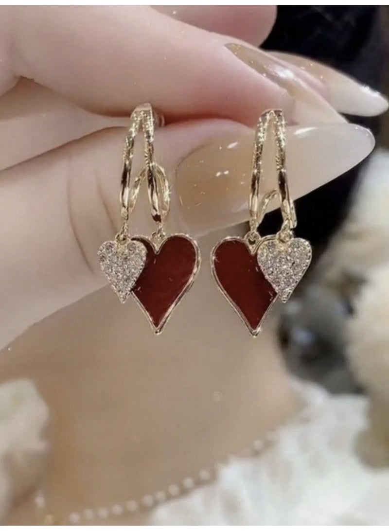 ڤيا أقراط نسائية راقية بتصميم قلب مزدوج، تجمع بين اللمعة الفاخرة والأناقة الناعمة لتمنحك إطلالة رومانسية تلفت الأنظار في كل مناسبة. - Image 2